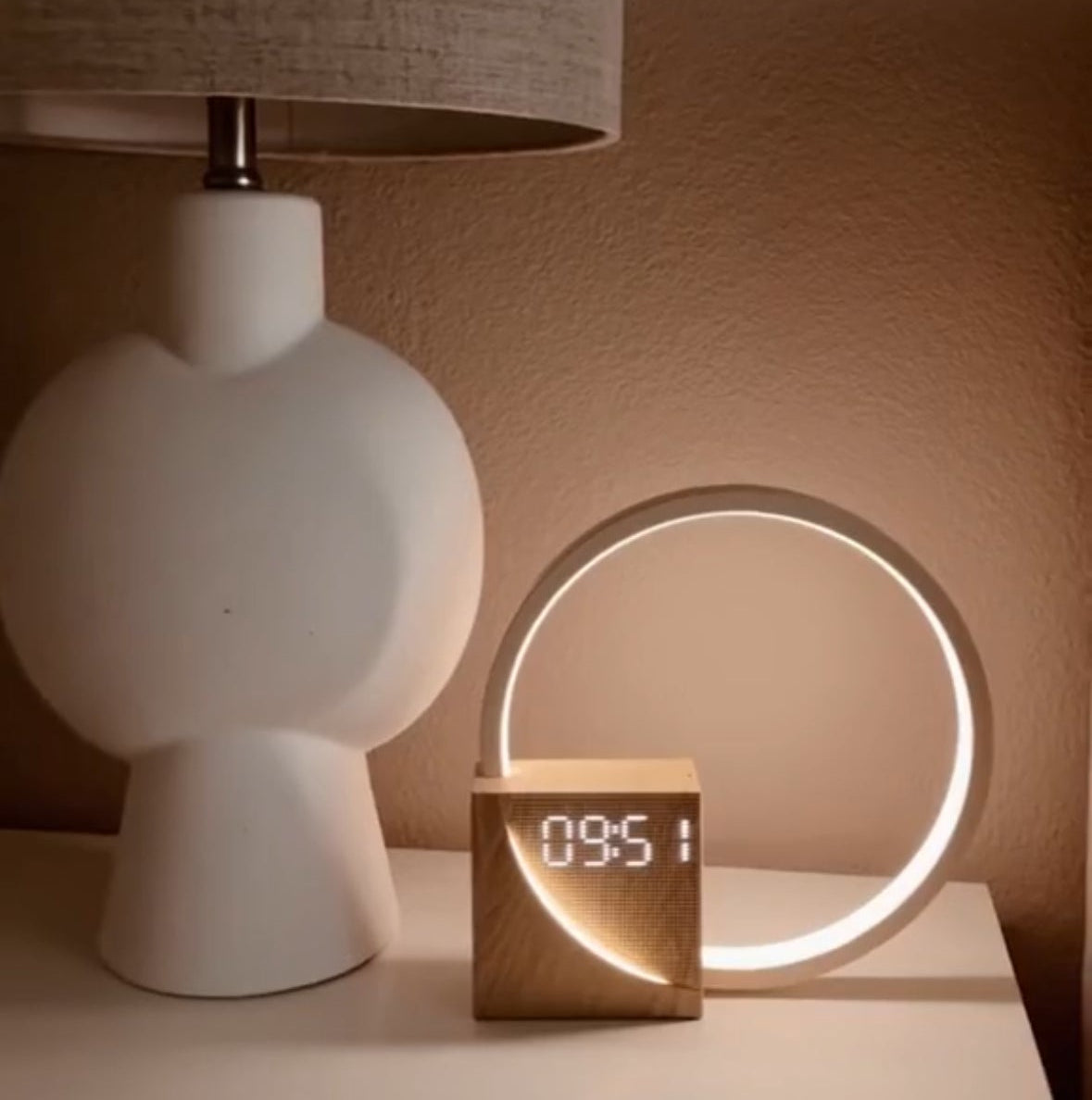 Lampe-réveil design Olumi™ – Halo lumineux & cube en bois